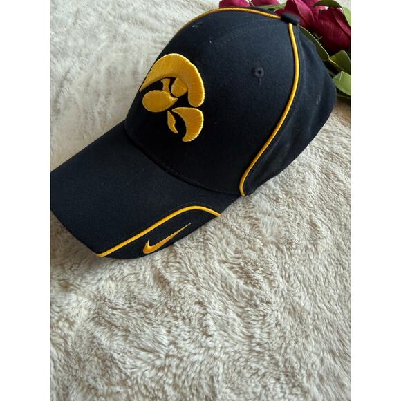 Nike Legacy9 Iowa Hawkeyes Black Gold Baseball Cap - Picture 2 of 5